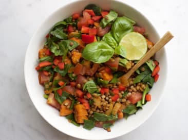 Linzensalade met zoete aardappel, paprika en tomaat