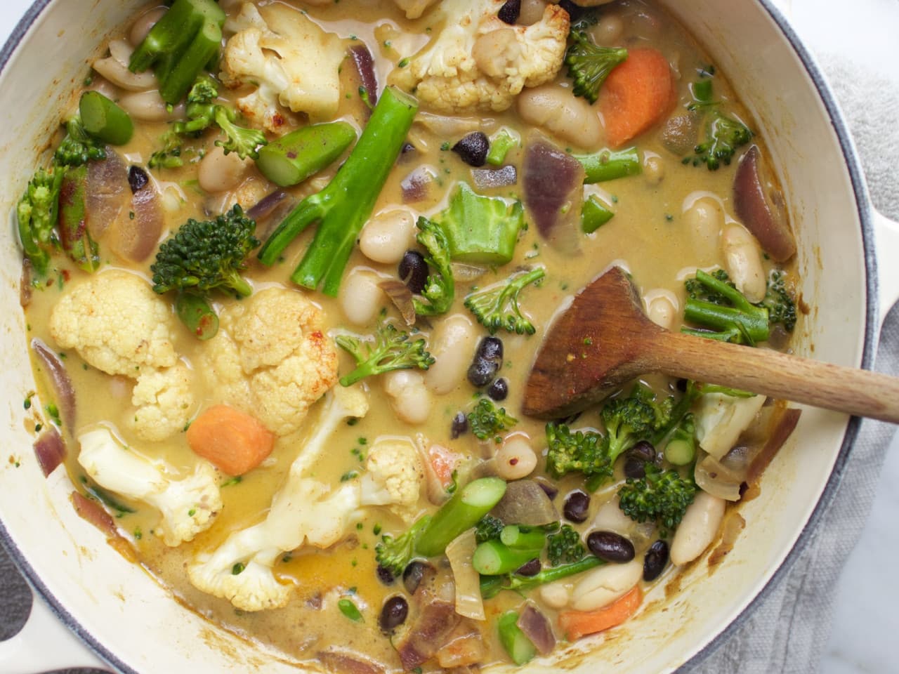 Curry végétalien avec chou-fleur, brocoli et couscous