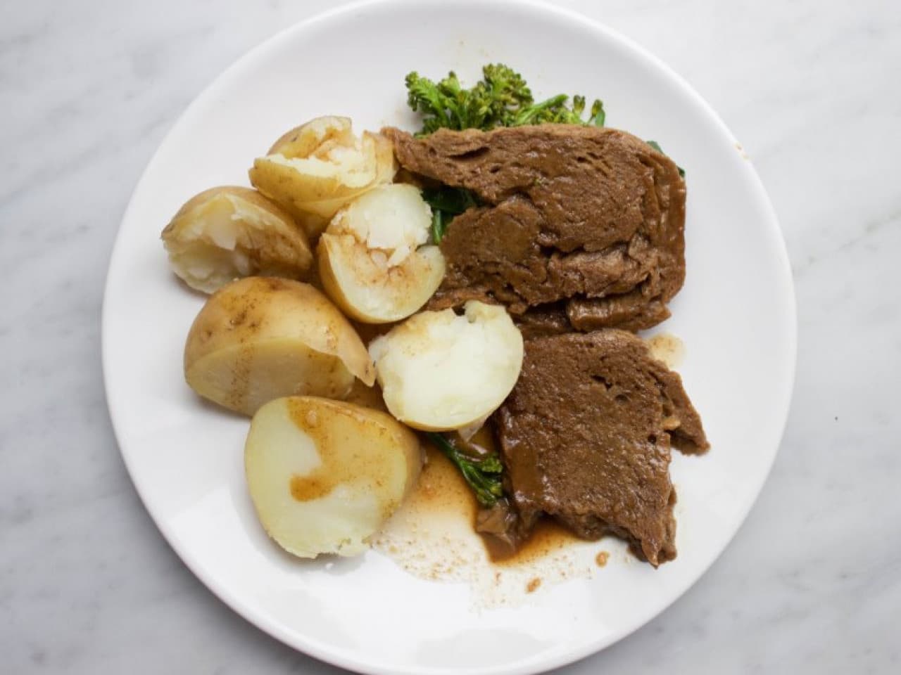 Romanesco avec steak de seitan, oignon caramélisé et pommes de terre