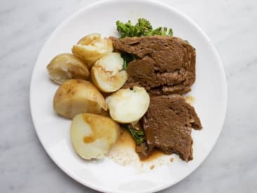 Romanesco met seitan steak, gekarameliseerde ui en aardappels