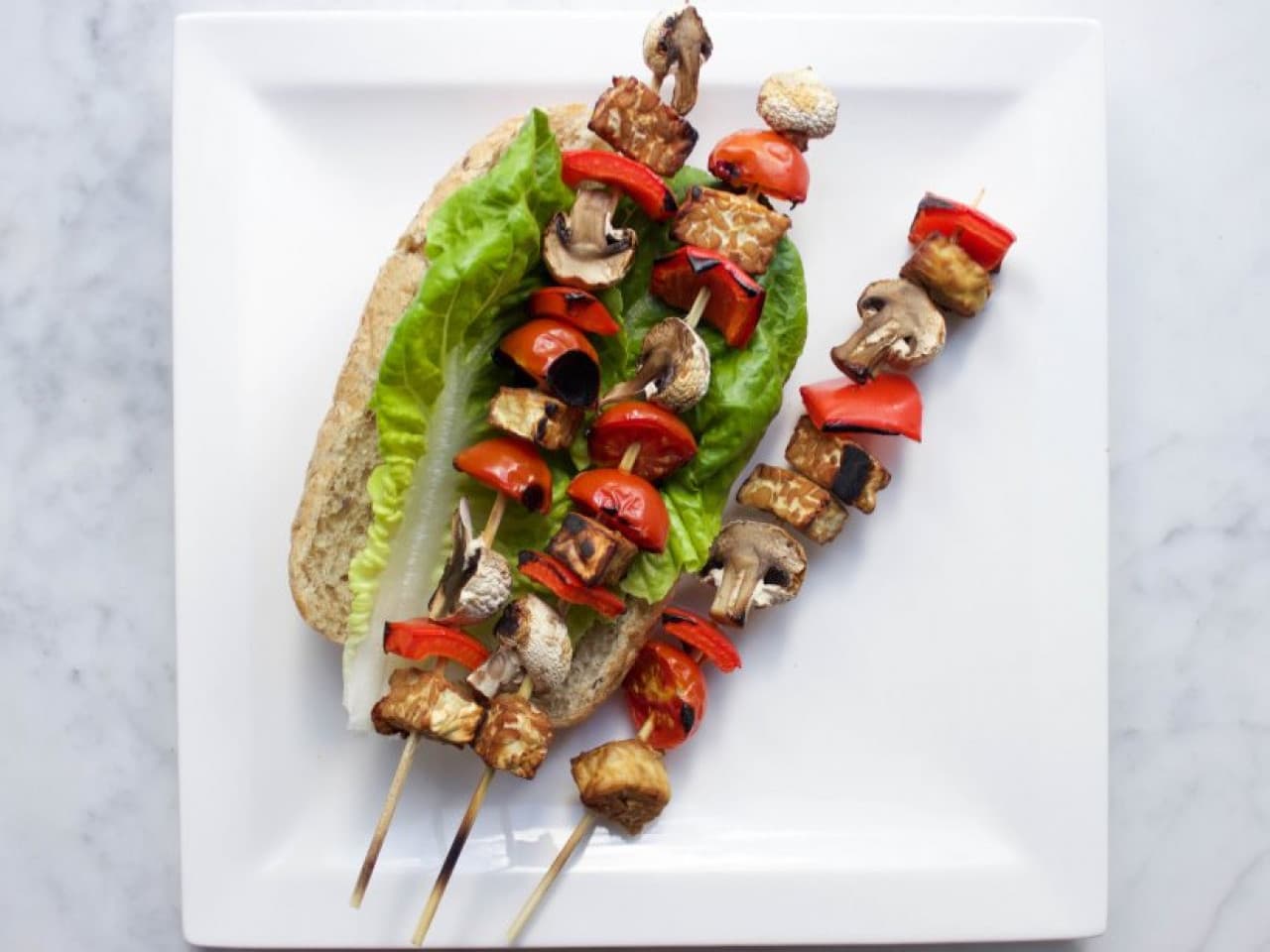 Brochettes végétaliennes de tempeh et de champignons avec laitue romaine