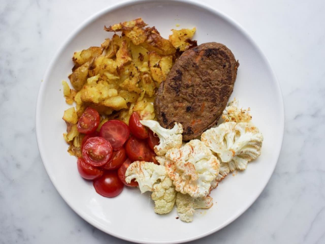 Pommes de terre écrasées avec burger d'épeautre et chou-fleur