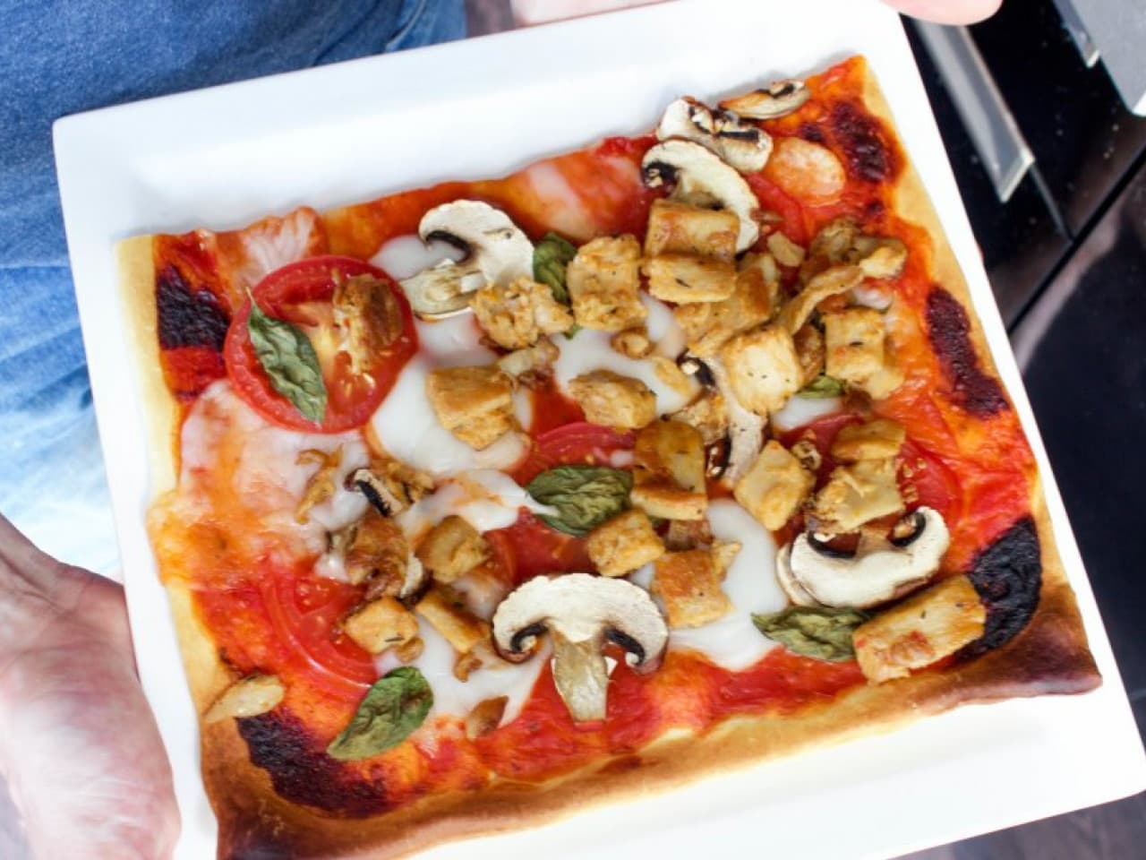 Easy vegan pizza met deeg van Tante Fanny