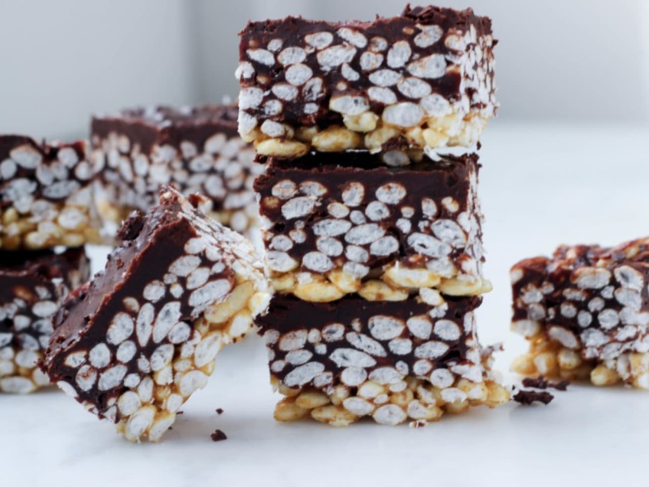 Puffed rice chocolate snack