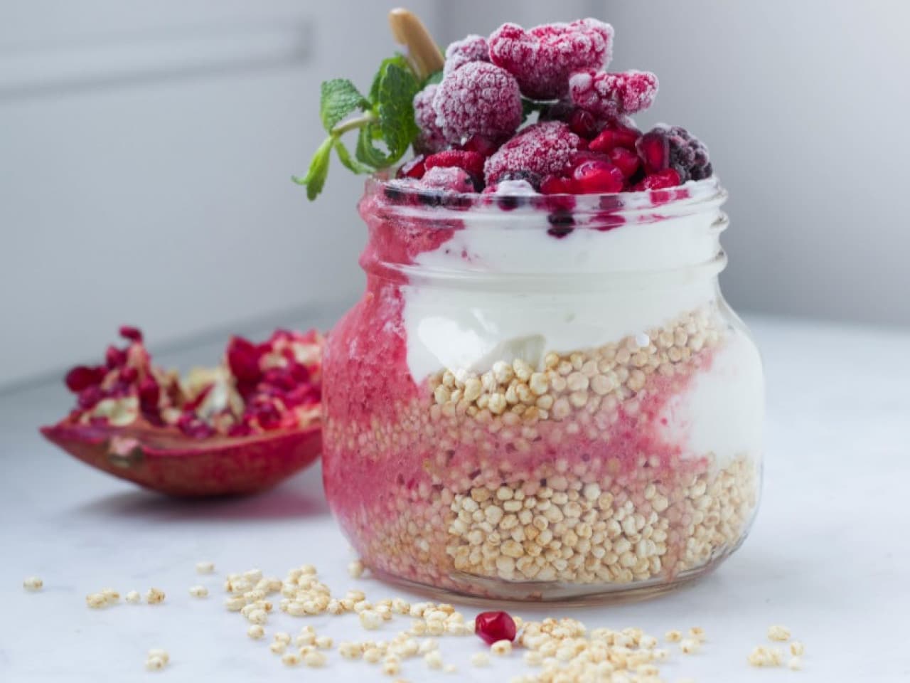 Petit déjeuner au yaourt à la noix de coco avec des fruits frais