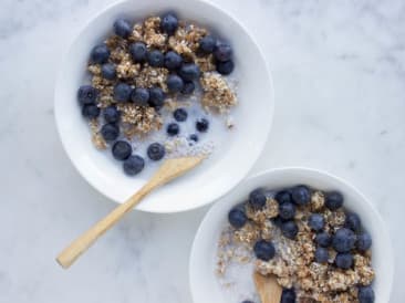 Das leckerste vegane Frühstück: hausgemachte Rawnola mit Beeren