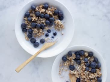 Lekkerste vegan ontbijtje: zelfgemaakte rawnola met bessen