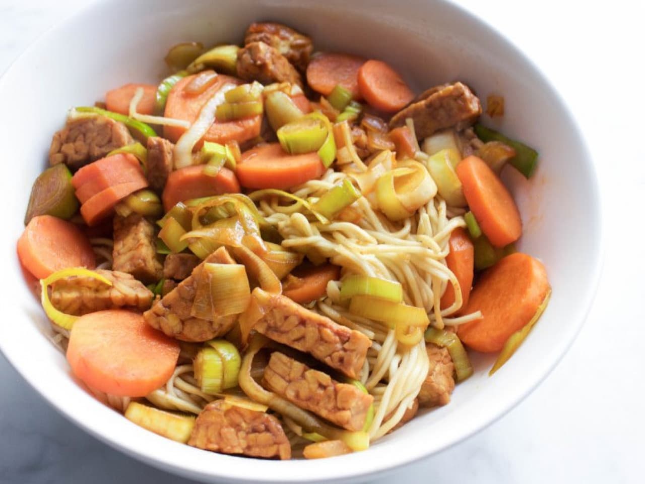 Fideos veganos con verduras y tempeh