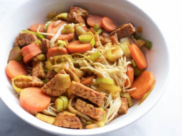 Vegan noodles met groente en tempeh