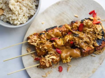 Receta para el delicioso satay vegano de tempeh