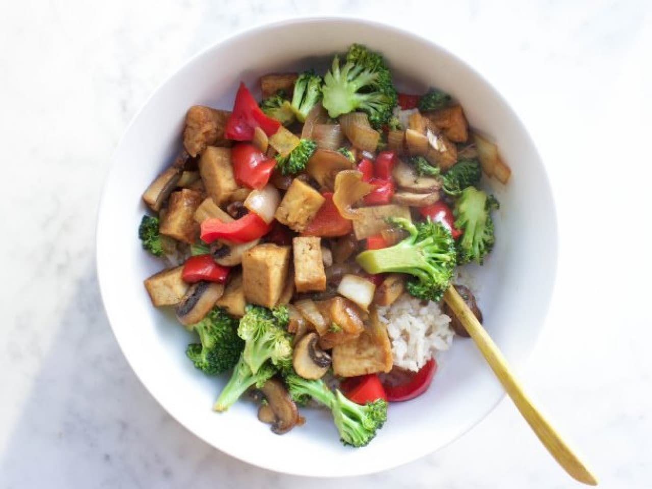 Tofu salteado con brócoli y pimienta puntiaguda