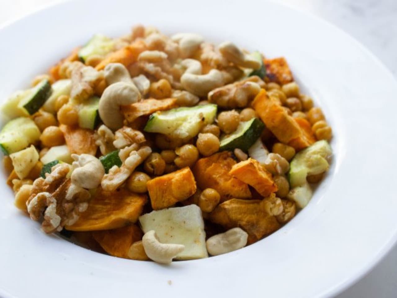 Plato de verduras asadas con nueces y queso