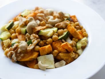 Plato de verduras asadas con nueces y queso