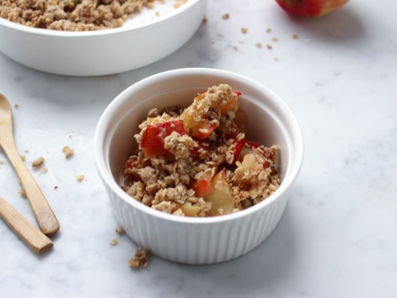 Crumble de manzana con crema batida de coco