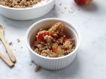 Crumble aux pommes et crème fouettée à la noix de coco