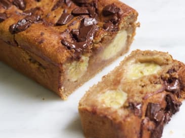 Pastel de chocolate vegano con plátano