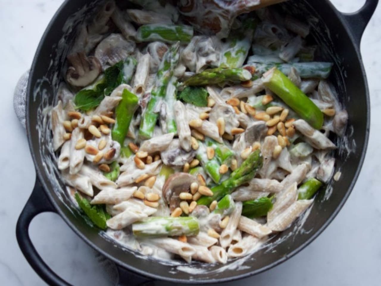 Pasta con salsa de champiñones vegana y espárragos