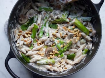 Pasta met vegan champignonsaus en asperges