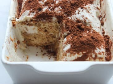 Vegan tiramisu with chocolate topping