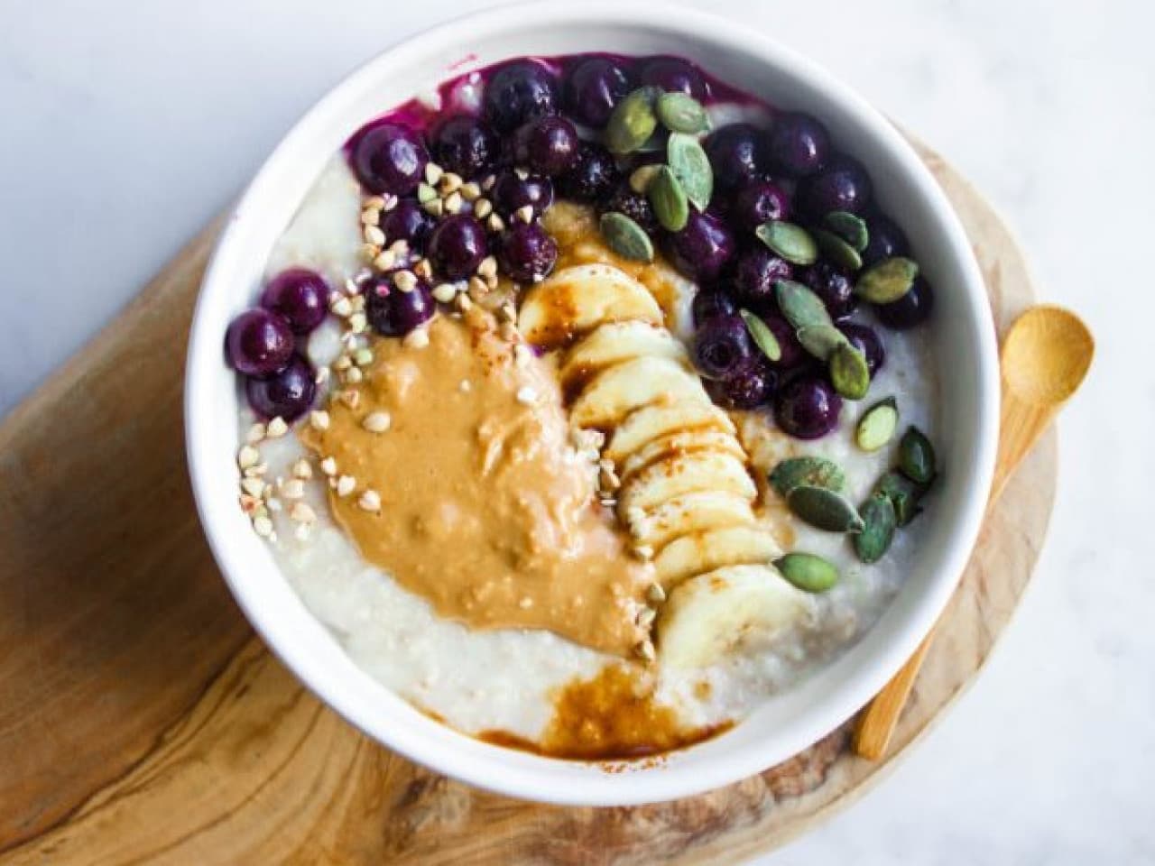 Gachas calientes de avena con arándanos