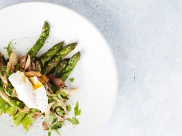 Gebakken groene asperges met oesterzwam