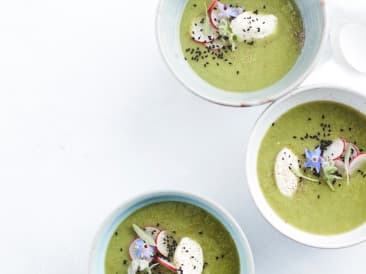 Sopa cremosa de vegetales con leche de coco