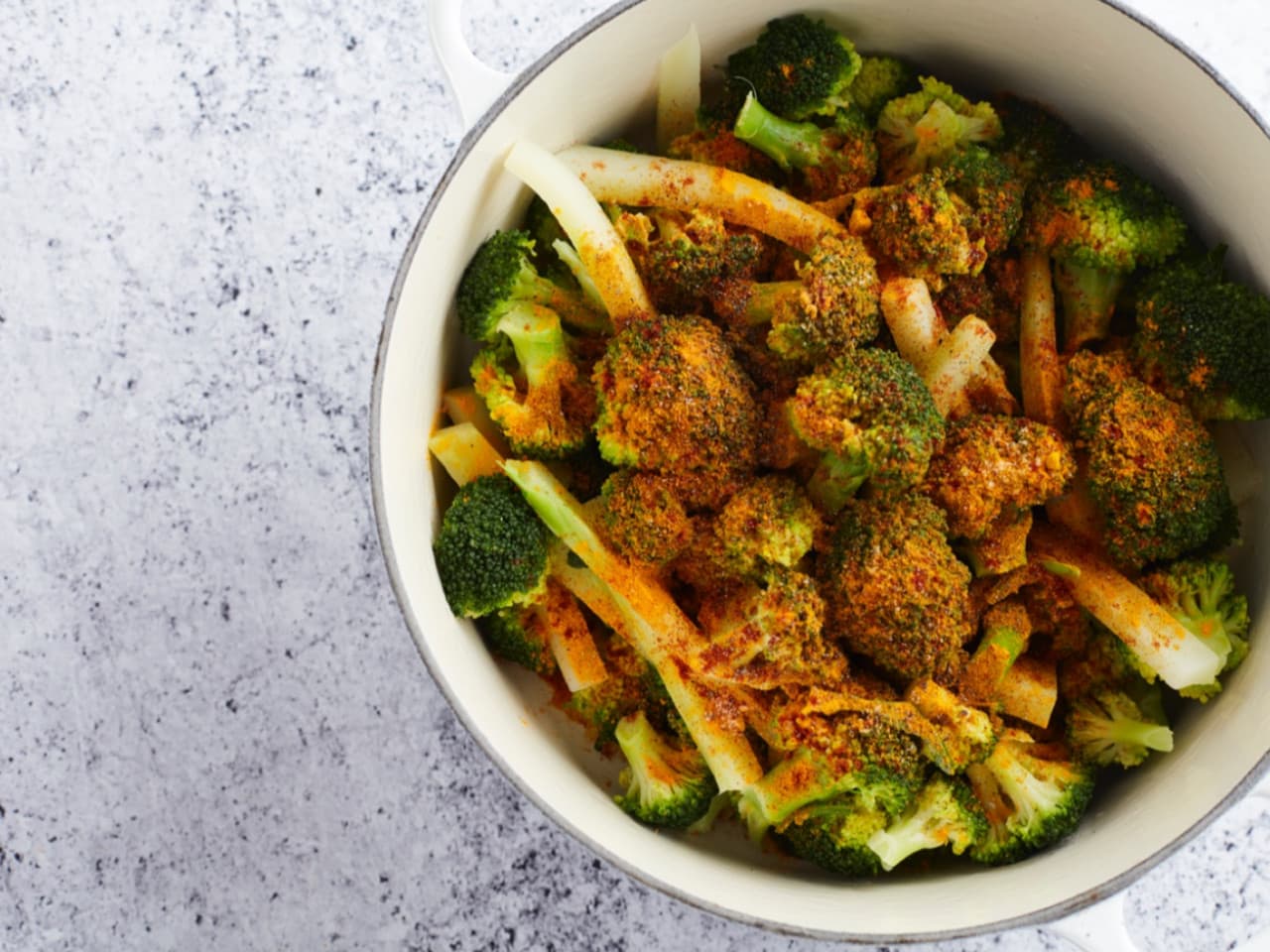 Tofu ahumado con brócoli y ajonjolí