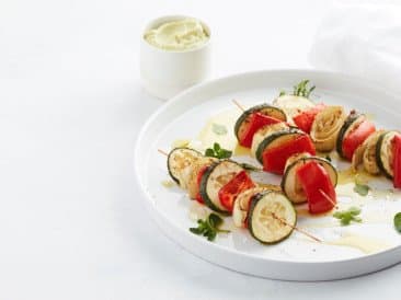 Brochettes de légumes à la crème d'avocat