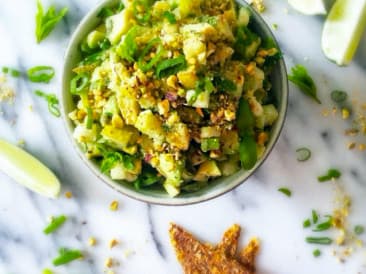 Avocadosalsa met Peer en Pistache