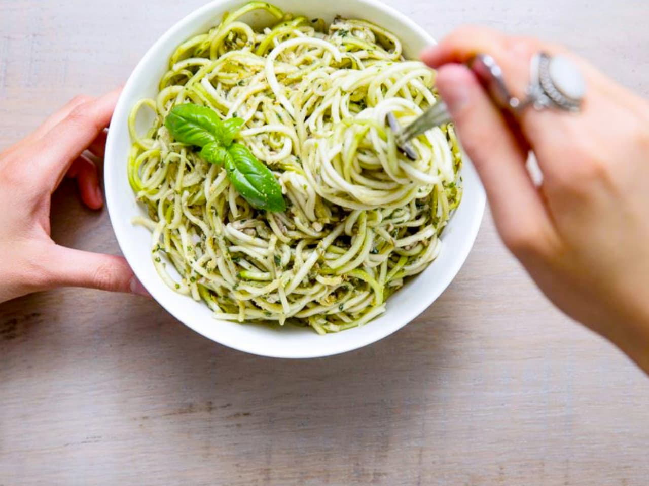 Pasta de calabacín al pesto