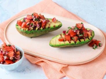 Gegrilde avocado met tomaten salsa