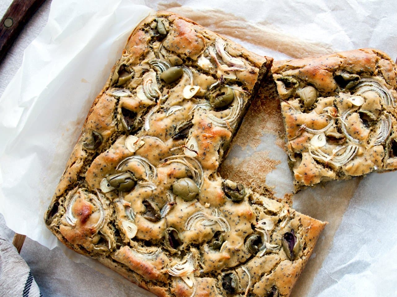 Pikanter Kichererbsenkuchen mit Oliven und Kümmel