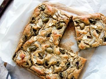 Sabroso pastel de garbanzos con aceitunas y semillas de alcaravea