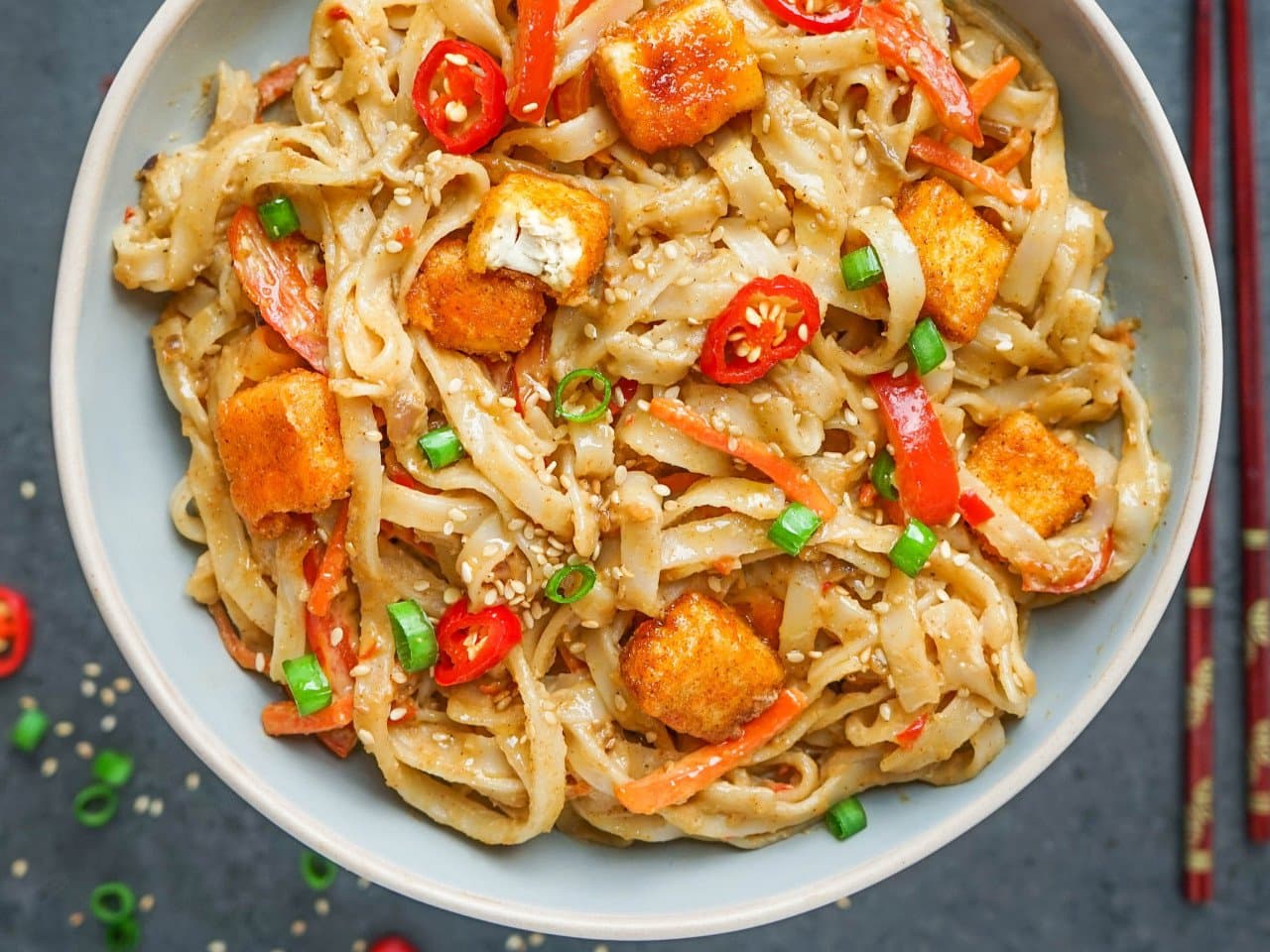 Fideos picantes de maní con crujiente de tofu