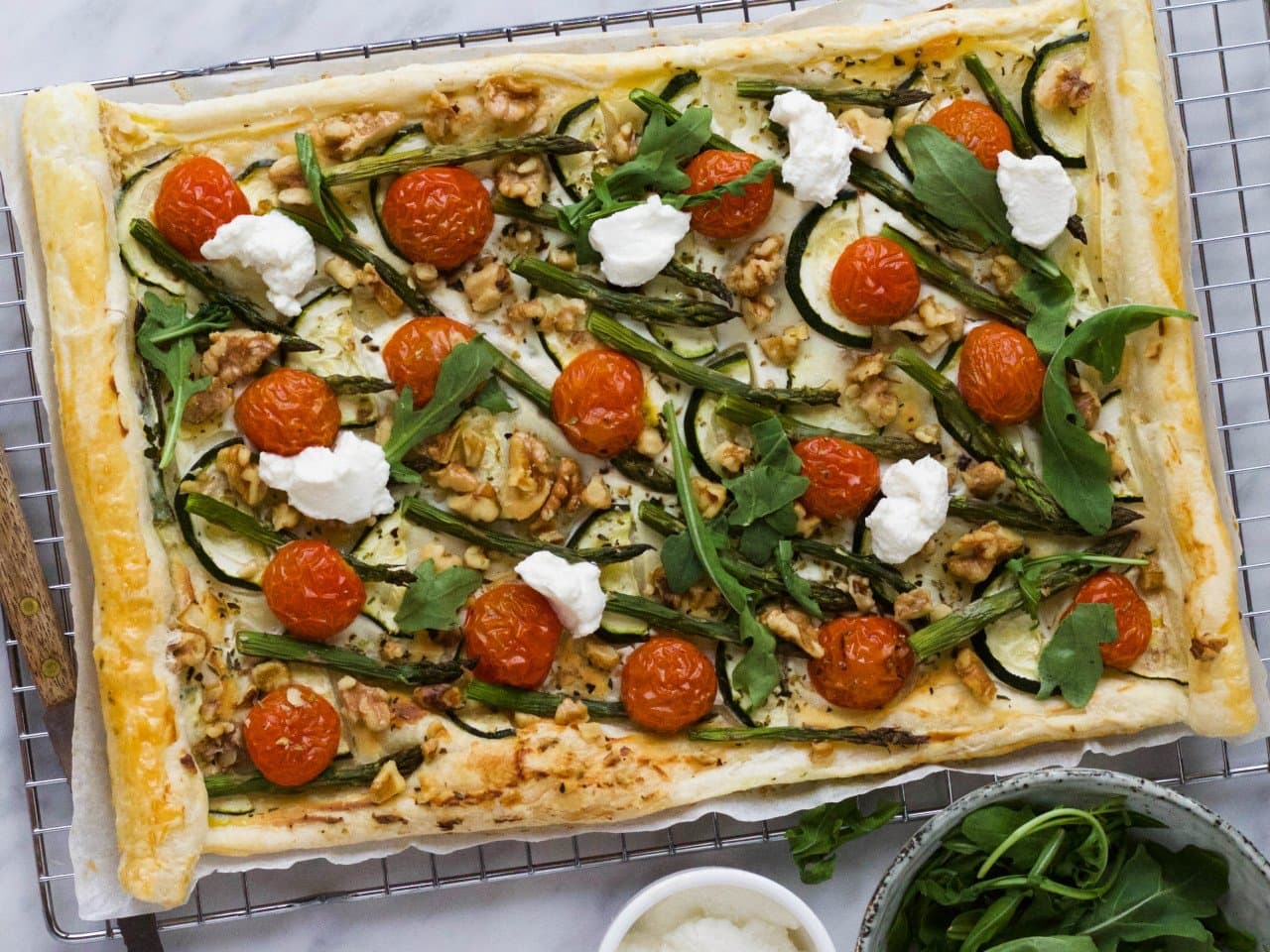 Gâteau à l'assiette avec ricotta, asperges et noix