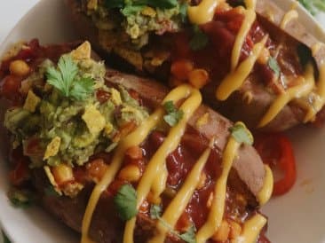 Gefüllte Süßkartoffel mit mexikanischer Salsa-Mischung, Guacamole und leicht veganer Käsesauce