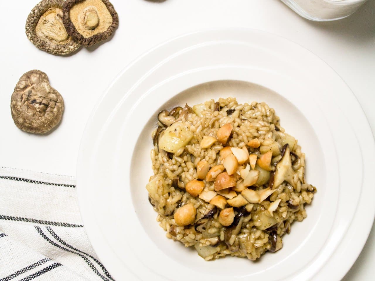 Risotto de regaliz con pera, avellana y shiitake