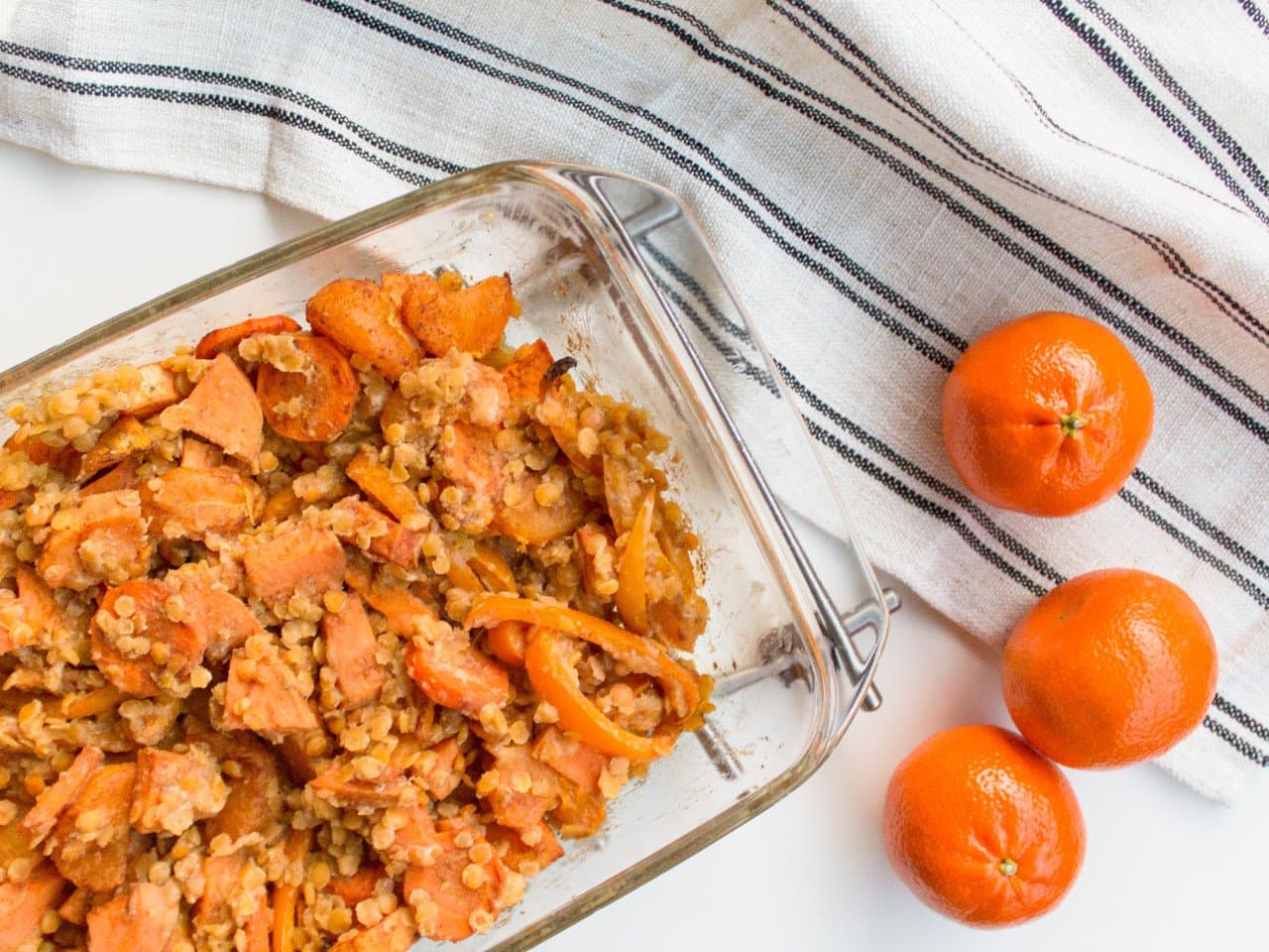 Traybake avec vinaigrette aux patates douces et à la mandarine et aux amandes