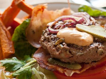 Bacon-Burger ohne Brötchen mit Chili Mayo, Süßkartoffel-Pommes Frites und Coleslaw