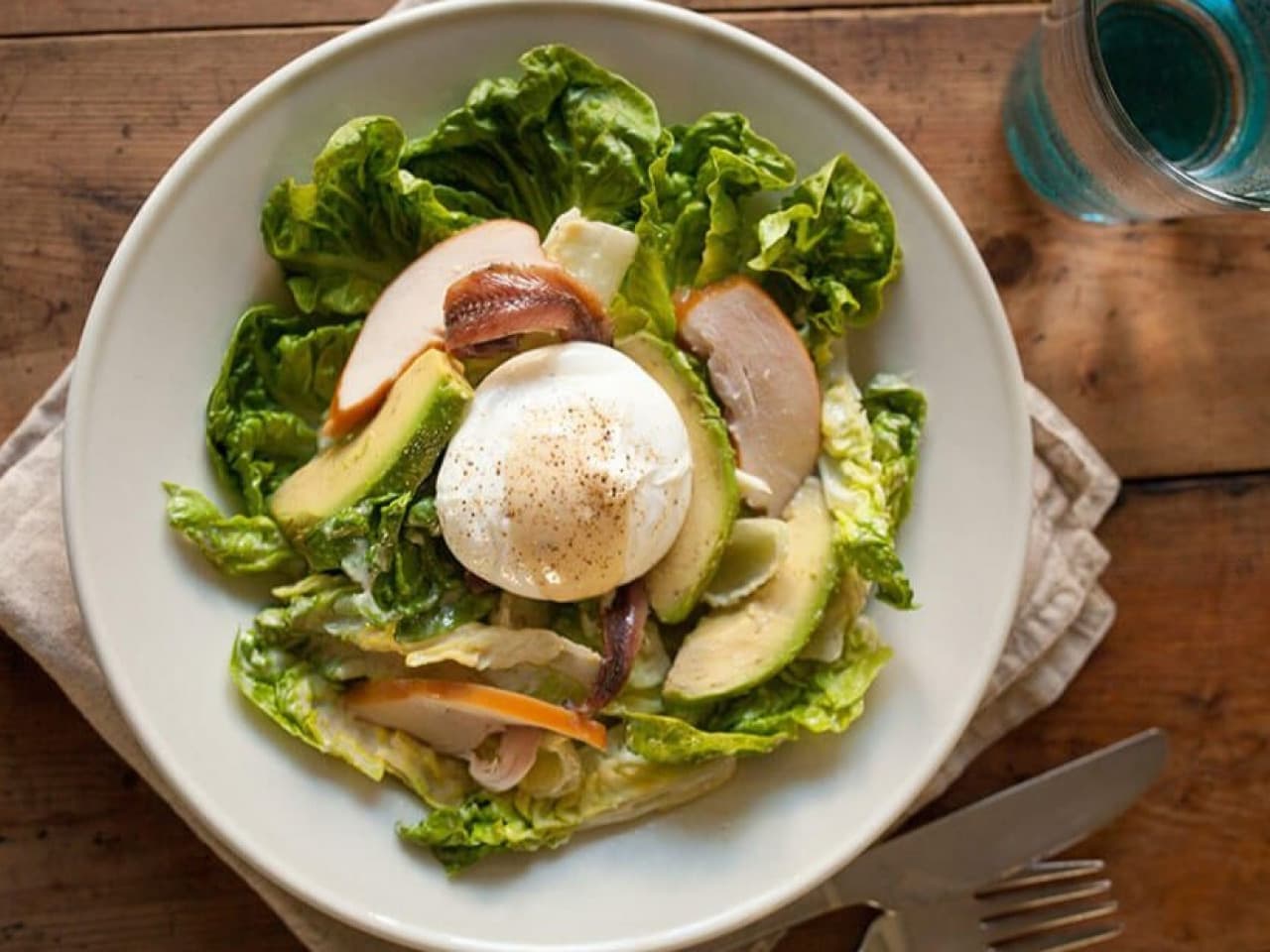Caesar-Salat mit Huhn und Avocado