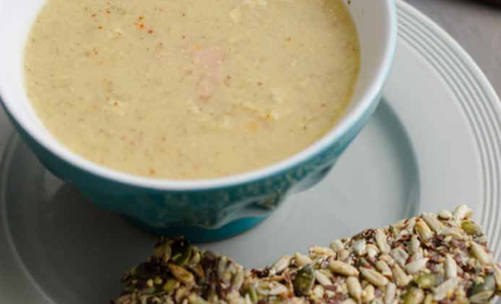 Mustard soup with crunchy crackers