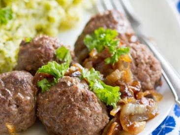 Meatballs with gravy and broccoli puree