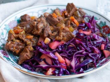 Braised beef with red cabbage and apple