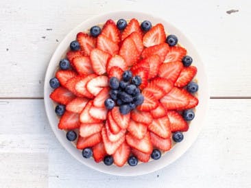 Vegan cheesecake with strawberries