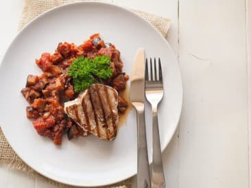 Gegrillter Thunfisch mit geschmorten Auberginen