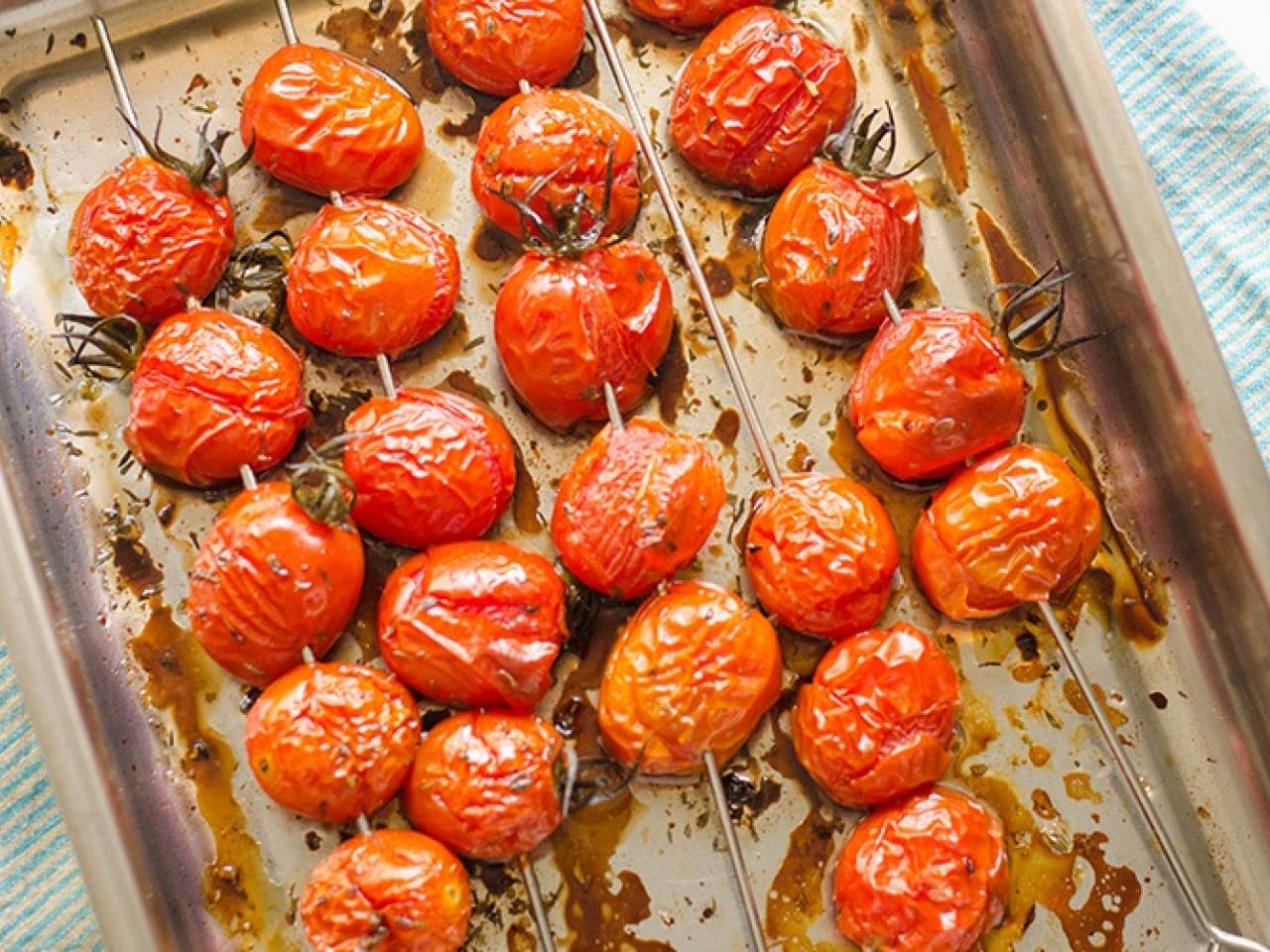 Brochetas de tomate asado