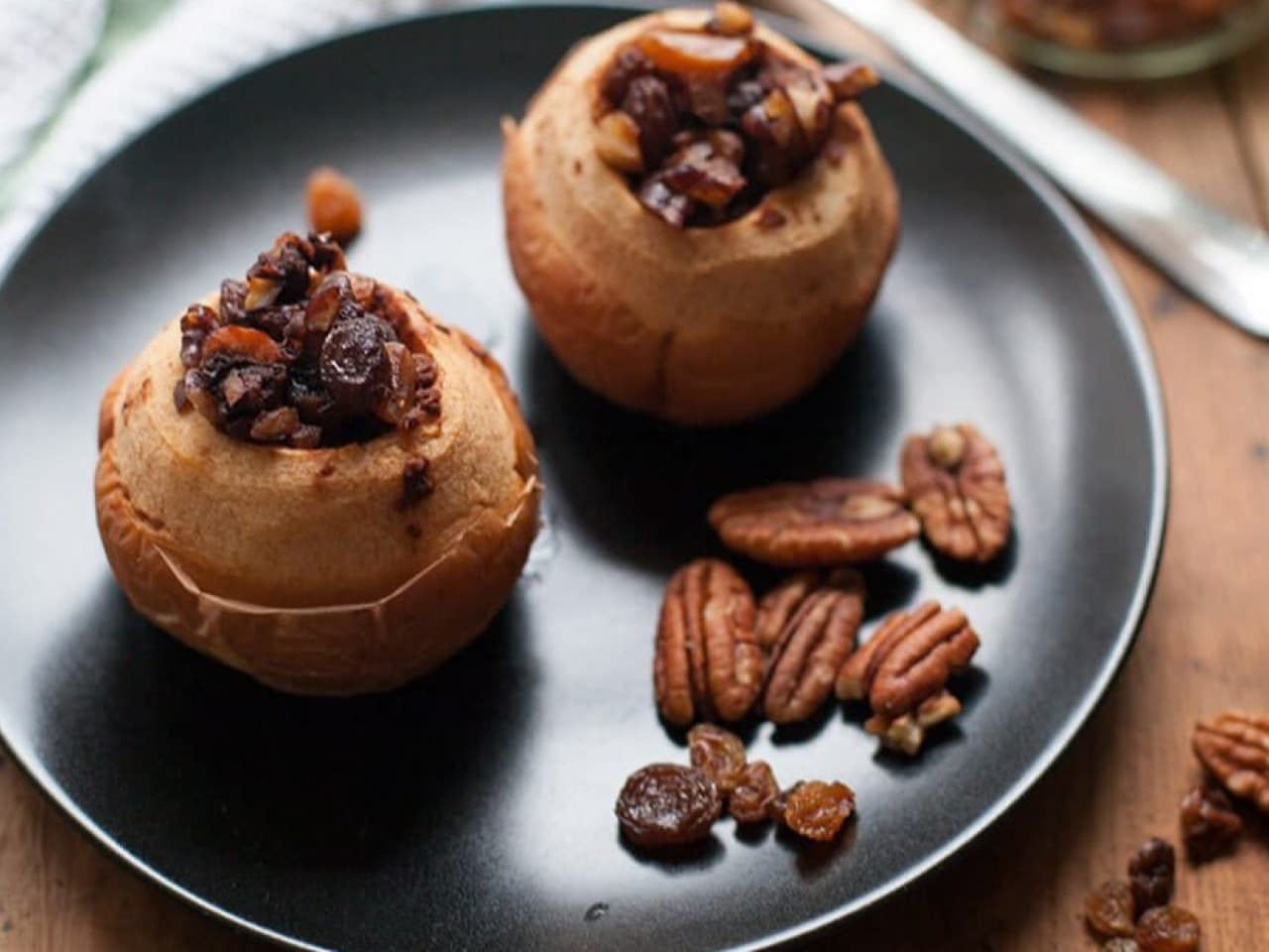Manzanas rellenas de la olla de barro