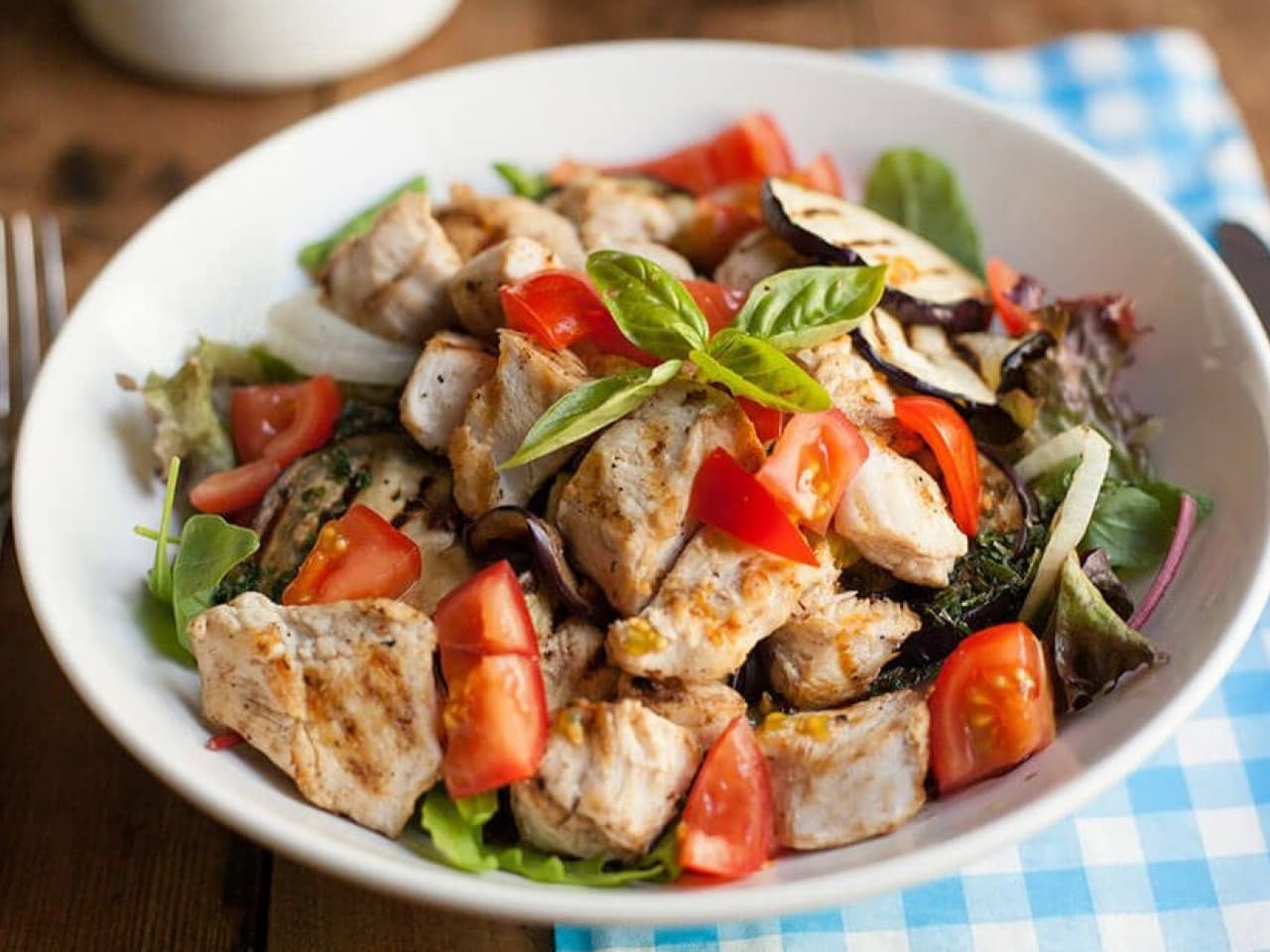 Ensalada italiana con berenjenas y pollo