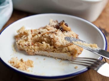 Im Ofen gebackene Schweinekoteletts mit Apfel