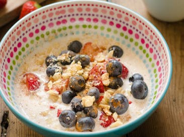 Kokos-noot ontbijtje met aardbeien en blauwe bessen